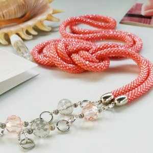 Работа Лариат из чешского бисера "Коралловый"