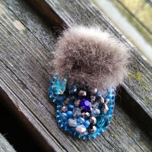 Робота Брошка в рукавичках