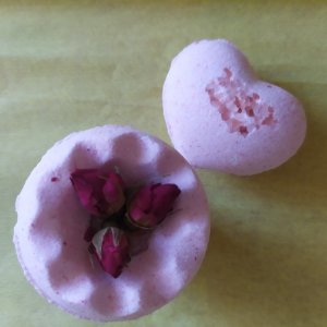 Робота Бомби з олією троянди