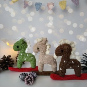 Работа Вязаные новогодние игрушки на елку конек