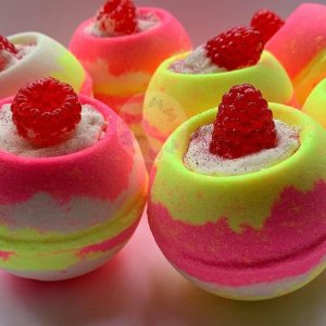 Робота Бомбочка миску з малиною