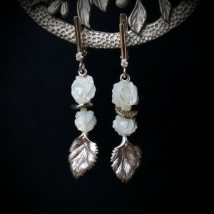 Работа Серьги с перламутровыми розами и листочками