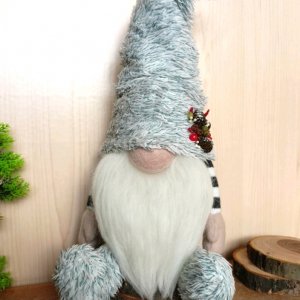 Робота Новорічний гном у пухнастій шапочці з декором