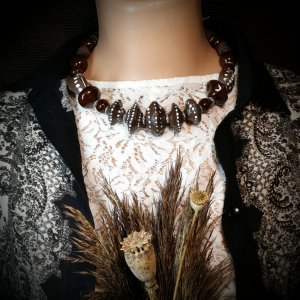 Работа Бусы Инопланетные черно-белые