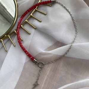 Работа Красный жгут-половинка на шею из бисера с цепью