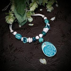 Робота Живе джерело біле кольє бірюзове з кулоном з листочком