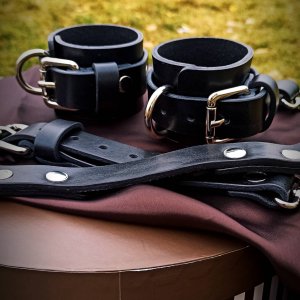 Работа Кожаные наручники для взрослых