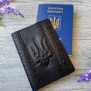Работа Обложка на паспорт кожаная с тиснением  Вышиванка и тризуб 