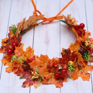 Работа Осенний венок веночек с листьями, ягодами и хмелем
