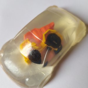 Робота Мило у формі машинки з машиною всередині 