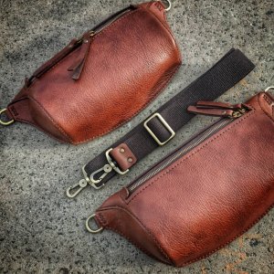 Работа Мужская сумка-бананка коричневая