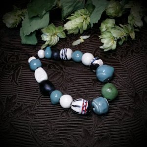 Робота Намисто біле з синім зеленим і чорним