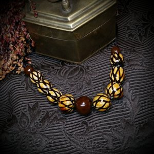 Работа Ожерелье Карамельный десерт с черными полосами