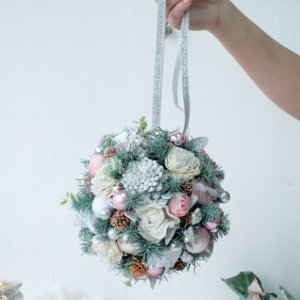 Работа Рождественский подвесной шар в розовом цвете.