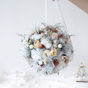 Работа Рождественский подвесной шар в цвете шампуня.