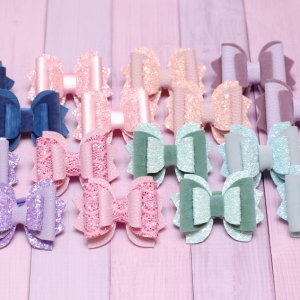 Работа Батики из экокожи для первых хвостиков