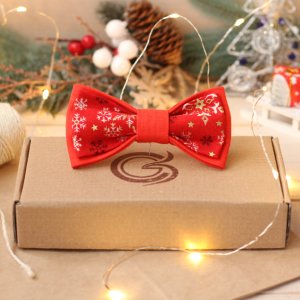 Работа Бабочка новогодняя "Белые и золотые снежинки" (красная)