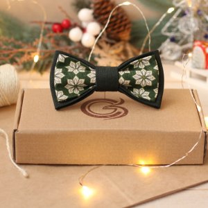 Работа Новогодняя бабочка "Снежинки на зеленом"