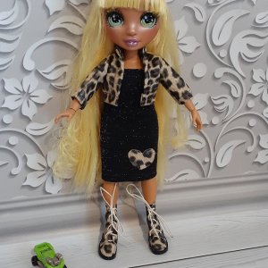 Робота Одяг для ляльок RAINBOW. Вітровка, сукня, чоботи.