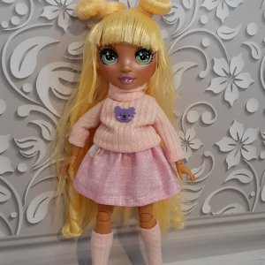 Робота Одяг для ляльок RAINBOW. Светр, спідниця та шкарпетки.