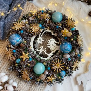 Работа Новогодний эко венок снеговик желто-голубой