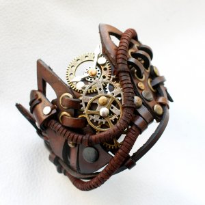 Работа кожаный браслет в стимпанк готическом стиле
