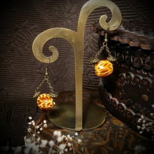 Робота Сережки з жовтою керамікою на ланцюжку