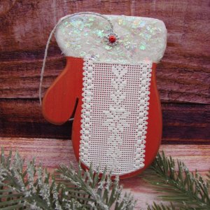 Работа Новогодний декор Рукавичка с имитацией вышивки