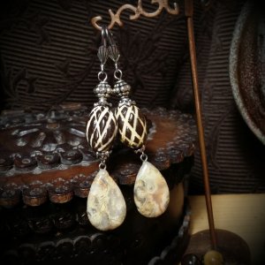 Робота Сережки з мереживного агату та керамічними намистинами