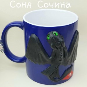 Робота Беззубик чорний дракон на хамелеоні чашці з полімерної