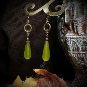 Работа Длинные серьги с зелеными каплями
