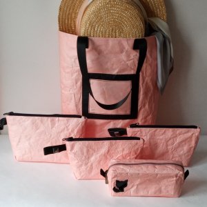 Работа Эко-косметичка розовая DuPont Tyvek