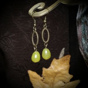 Работа Бронзовые серьги с каплями зеленого жадеита.