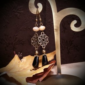 Работа Бронзовые серьги с агатом и перламутром.