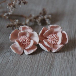 Работа Пудровые серьги с цветами 