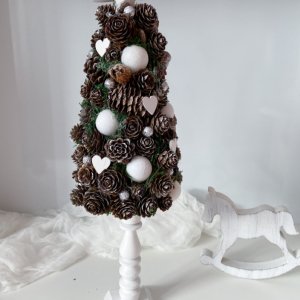 Работа Эко елка.Елка из шишек белая