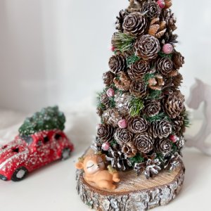 Работа Эко елка.Елка из шишек с оленем