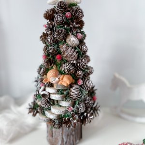 Работа Эко елка.Елка из шишек с оленем 2