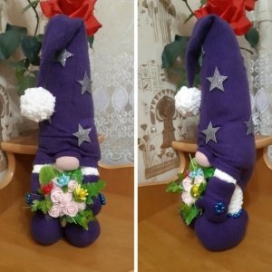 Робота Гном з букетом квітів