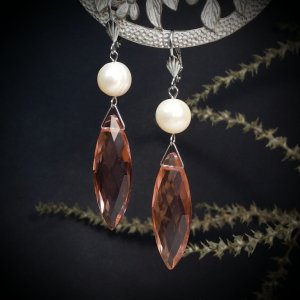 Работа Серьги розовые лепестки с жемчугом