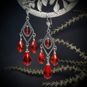 Робота Світло-червоні сережки з трьома підвісками
