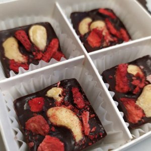 Робота Натуральний шоколад з кеш'ю та полуницею.