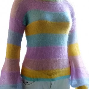 Робота Яскравий райдужний смугастий светр із мохера.