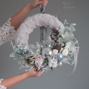 Робота Новорічний вінок в сірому кольорі з хутром.