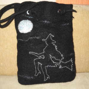 Робота Валяна сумочка 'Я - ангел, але на мітлі швидше...'