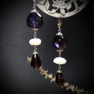 Работа Фиолетовые серьги с жемчугом и стеклом