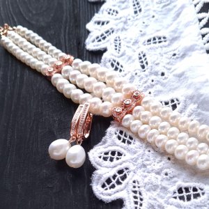 Работа Браслет и серьги из натурального жемчуга и кристаллов циркона.