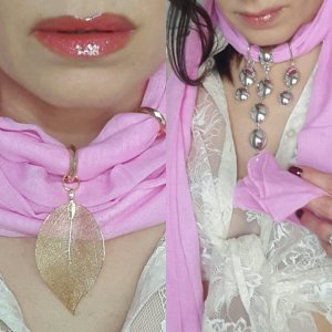 Робота Рожевий шарф. Один шарф 2 кулони.