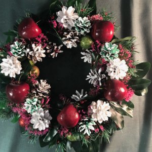 Работа Рождественский венок с красными яблоками 