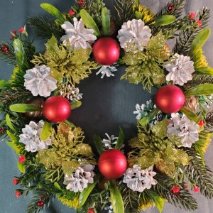 Работа Венок рождественский с красными шарами си с золотыми цветами